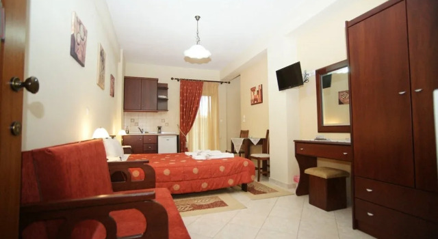 Семейная студия с балконом и с видом на озеро Orama Hotel - Serene Lake Plastira Retreat with Stunning Views
