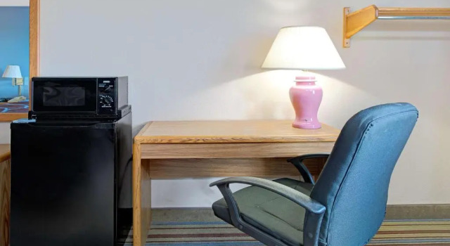 Четырёхместный номер Standard Super 8 by Wyndham Pontoon Beach IL/St. Louis MO Area