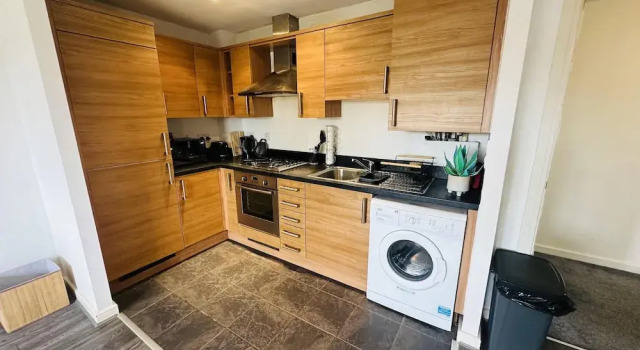 Two Bedroom Chic Apart,heathrow With Wifi & Sky tv, Varaa Huoneisto Asunnot kohteessa Merseyside, Huoneisto