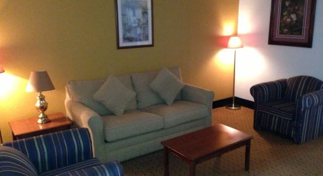 Двухместный люкс Brentwood Inn & Suites