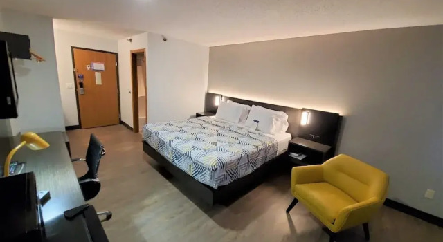Deluxe suite Motel 6 Kewanee, IL
