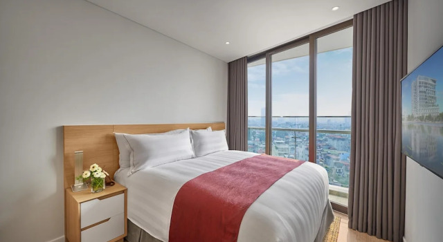 Номер Premier c 1 комнатой с видом на озеро PARKROYAL Serviced Suites Hanoi