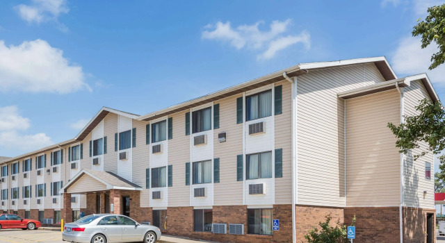 Super 8 by Wyndham Manhattan KS