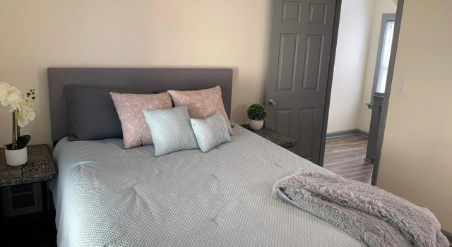 Cozy 3BR 1BA Short drive to Niagara Falls, Забронировать Отель Отели Ниагара Фолс с парковкой, рядом с Круиз Maid of the Mist, Парковка