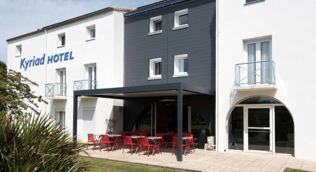 Кровать в общем номере Hôtel Kyriad La Rochelle Centre Ville