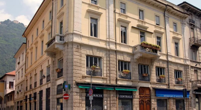 B&B Residenza Cavour, Buchen Sie Bed & Breakfast Hotels in Como mit Frühstück, in der Nähe von Torre del Comune, Frühstück