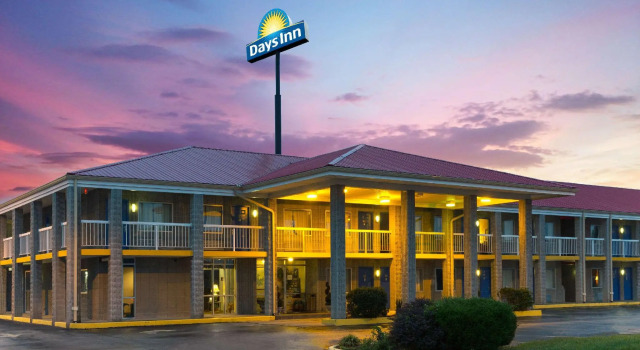 Кровать в общем номере Days Inn by Wyndham Richmond