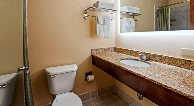 Двухместный люкс c 1 комнатой Best Western PLUS Hannaford Inn & Suites