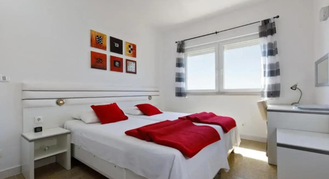 Beautiful apartment for 3 adults next to the beach, Prenota Appartamento Hotel a Croatian Islands con piscina, Piscina