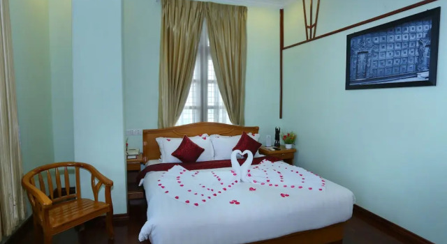 Manzaralı Balkonlu Lüks çift kişilik oda Hotel Dingar