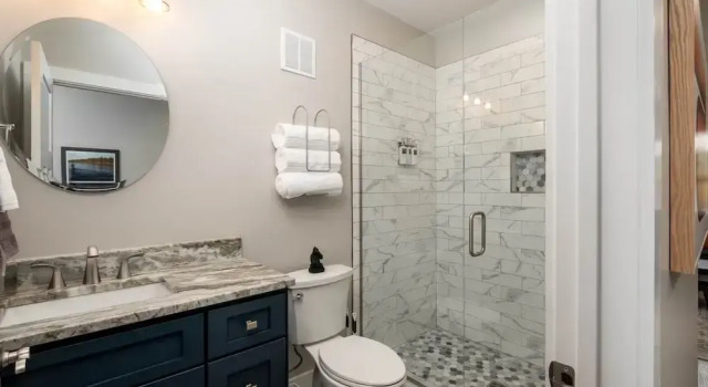 Коттедж с балконом Downtown Brevard Retreat &Cyclists Dream