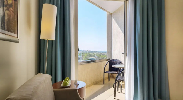 Одноместный номер Standard с балконом и с частичным видом на море Alexander The Great Beach Hotel
