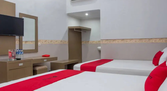 RedDoorz near Goa Panggung