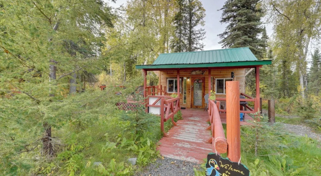 Коттедж 7 Mi to Kenai River: Soldotna Cabin w/ Lake Access