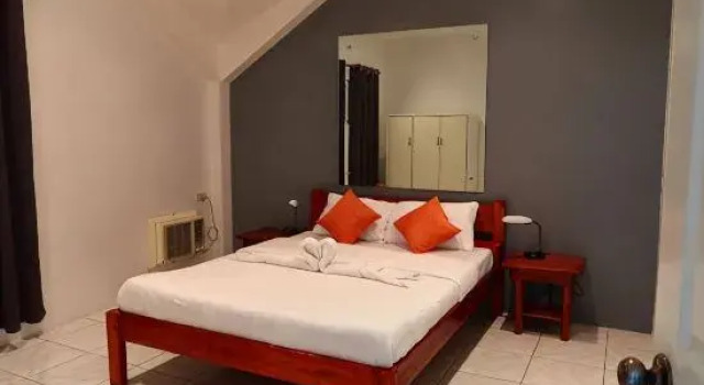 Кровать в общем номере с 2 комнатами Jack Daniel Apartments
