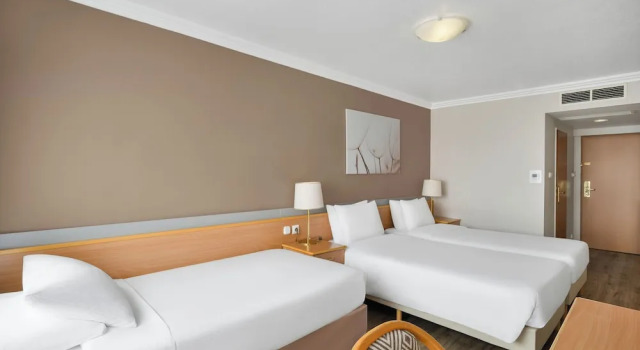 Трёхместный номер Superior с балконом Danubius Hotel Arena