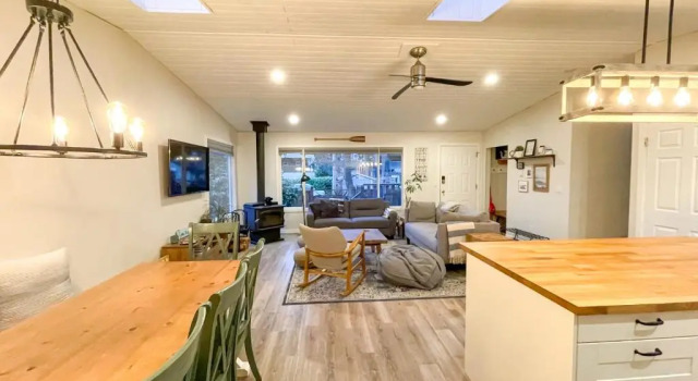 Cedar Creek Cottage 3BR - Welcome to your Oasis Steps from the Beach, Забронировать Дом для отпуска Коттеджи Сешелт, Коттедж