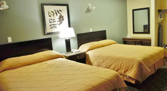 Четырёхместный номер Standard Lacombe Motor Inn