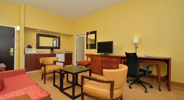 Люкс Courtyard by Marriott Bentonville