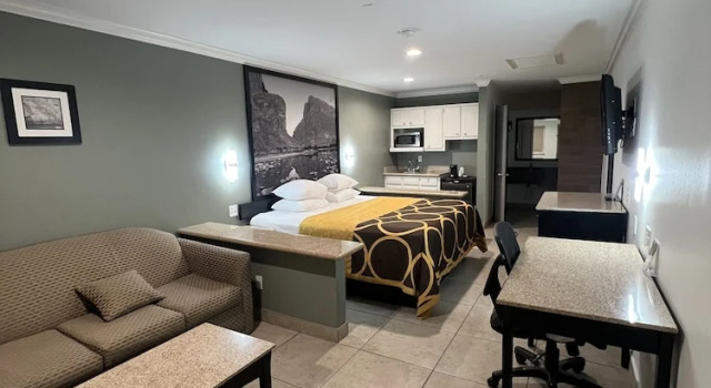 Двухместный люкс с балконом Super 8 by Wyndham McAllen-La Plaza Mall-Downtown