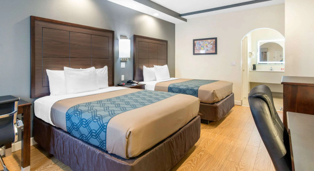 Четырёхместный номер Standard Econo Lodge Inn & Suites Houston Willowbrook