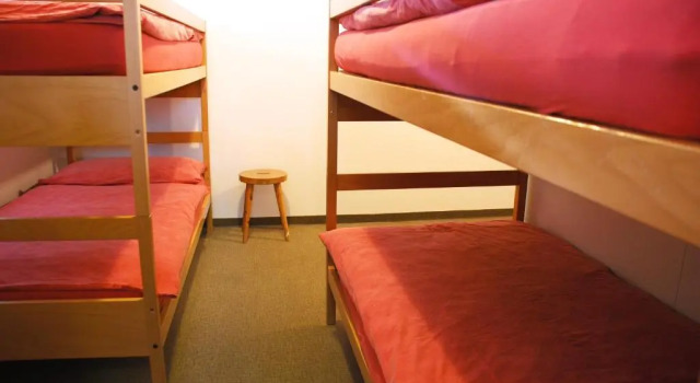 Кровать в общем номере Hotel Alpenblick
