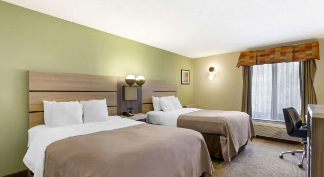 Четырёхместный номер Standard Quality Inn Raleigh Downtown
