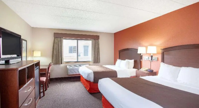 Шестиместный номер Standard AmericInn by Wyndham Albert Lea