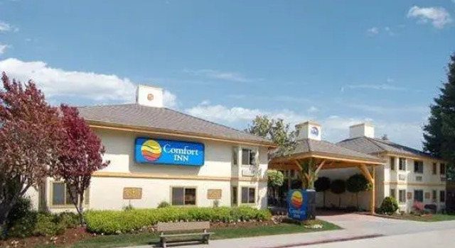 Кровать в общем номере Comfort Inn Santa Cruz North