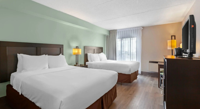 Четырёхместный номер Standard Quality Inn & Suites 5585 Ambler Drive Mississauga Ontario