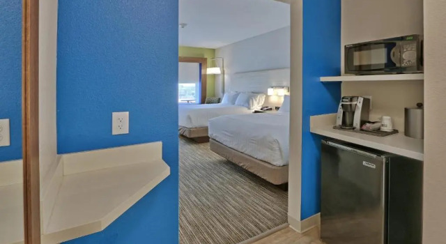 Четырёхместный номер Standard Holiday Inn Express & Suites - Roswell by IHG