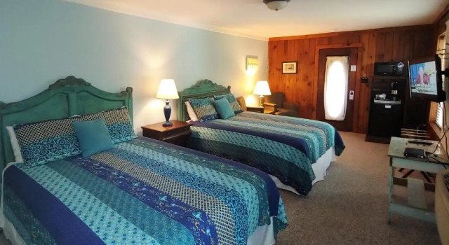 Четырёхместный номер Standard с балконом McKinley Edwards Inn