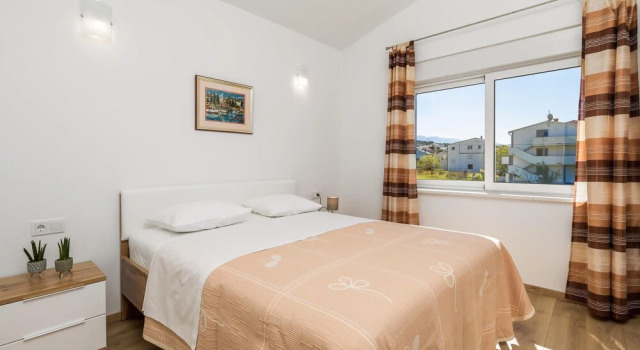 Nice Apartment in Barbat with Hot Tub, WiFi & 3 Bedrooms, Prenota Appartamento Arbe 