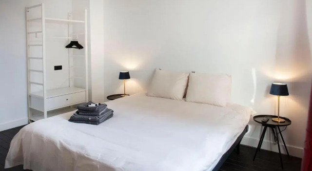 Апартаменты Chic City Apartment I Walk To Beach