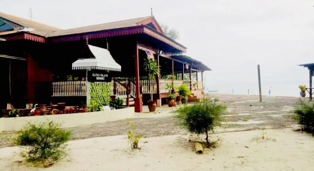 Кровать в общем номере Kapas Island Resort
