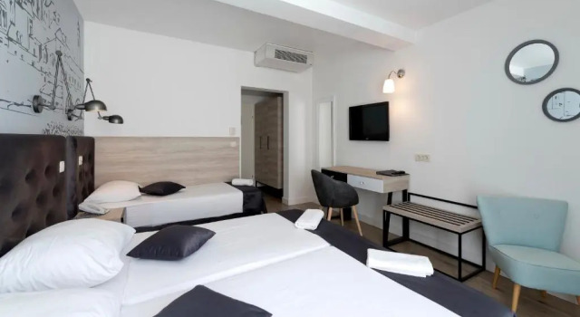 Трёхместный номер с балконом Hotel Perla