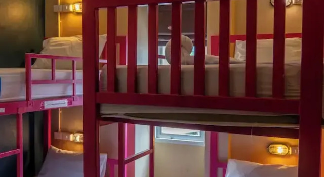 Кровать в общем номере Slumber Surf Phuket Kata