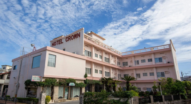Кровать в общем номере Crown Hotel Okinawa