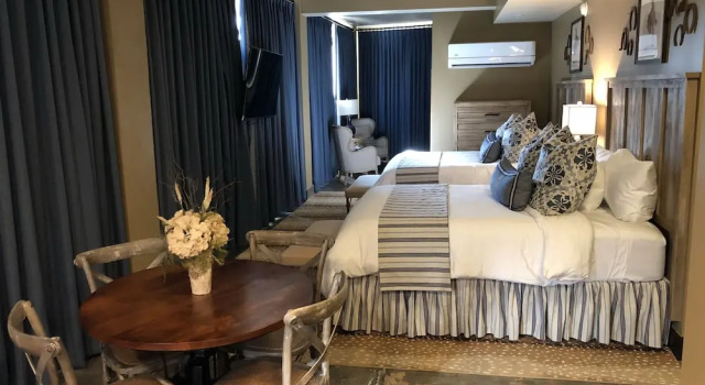 Четырёхместный номер Luxury Frontier Hotel Pawhuska
