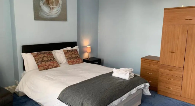 Spacious 5 Bed Apartment Ideal for Contractors with parking in Iffley, Oxford by BedsAway