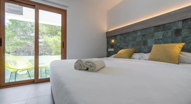 Двухместный номер Deluxe с балконом Hostal Restaurante Pou des Lleó