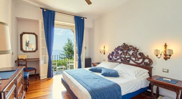 Hotel Punta Est, Buchen Sie Hotel Finale Ligure Palmenriviera