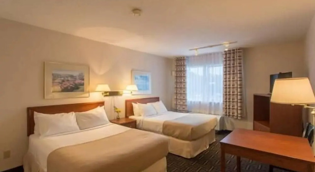 Четырёхместный номер Superior Powell River Town Centre Hotel