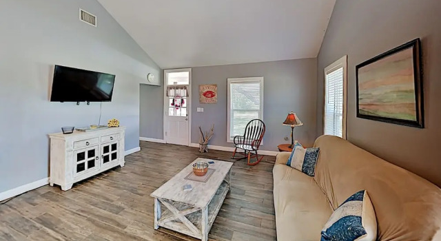 Deluxe Getaway: Big Corner Lot, Great Locale! 3 Bedroom Home