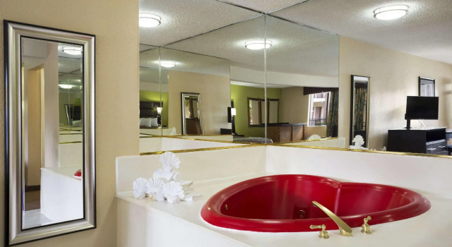 Двухместный люкс Deluxe Days Inn by Wyndham Dallas Irving