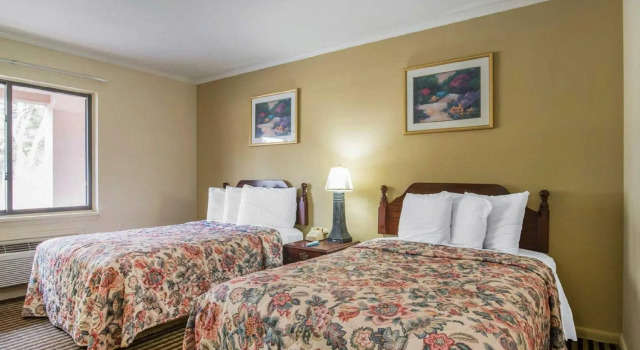 Четырёхместный номер Standard Rodeway Inn Kingston