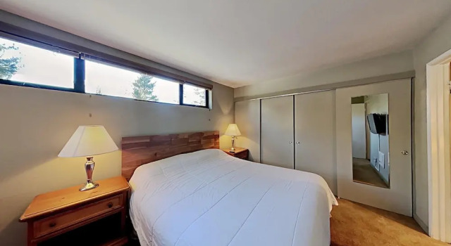 Great 2 Bedroom Condo Right Across Canyon Lodge! Walk To Lifts! Free Gondola to Village! (Unit 553 at 1849) by RedAwning, Varaa Huoneisto Mammoth Lakes Mammoth