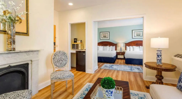 Четырёхместный люкс Executive The Carriage House Inn Newport
