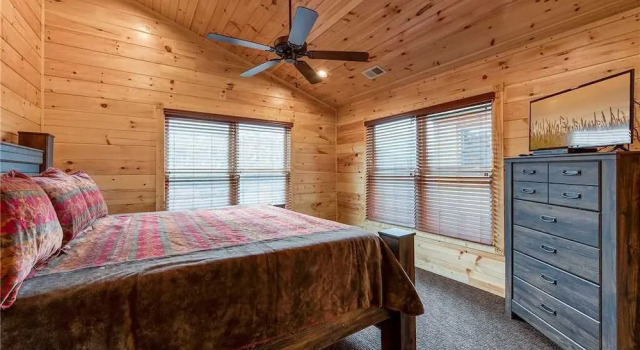 Majestic Manor - Three Bedroom Cabin