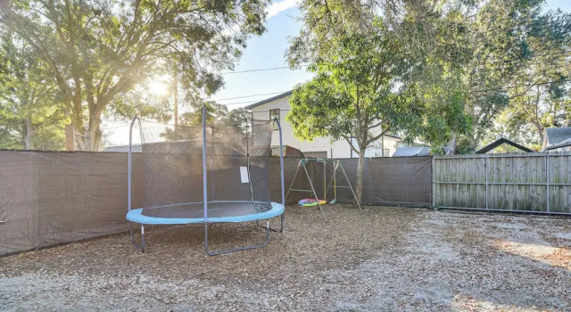 Коттедж 4 Mi to Dtwn St Pete! Pet-friendly Home w/ Yard